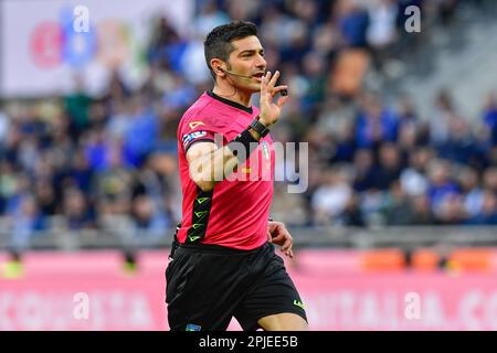 Milan, Italie. 01st avril 2023. L'arbitre Fabio Maresca a vu dans la Serie Un match entre Inter et Fiorentina à Giuseppe Meazza à Milan. (Crédit photo : Gonzales photo/Alamy Live News Banque D'Images