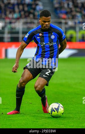 Milan, Italie. 01st avril 2023. Denzel Dumfries (2) d'Inter vu dans la série Un match entre Inter et Fiorentina à Giuseppe Meazza à Milan. (Crédit photo : Gonzales photo/Alamy Live News Banque D'Images