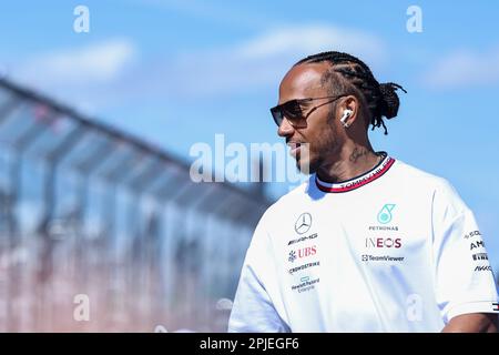 Melbourne, Australie. 2nd avril 2023. Lewis Hamilton, pilote Mercedes de Grande-Bretagne, réagit avant le Grand Prix de Formule 1 australien à Melbourne, en Australie, au 2 avril 2023. Credit: Qian Jun/Xinhua/Alay Live News Banque D'Images