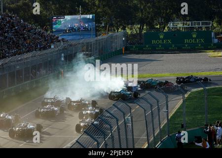 Melbourne, Australie. 02nd avril 2023. Firo : 2 avril 2023, sport automobile, Formule 1, Formule 1, Saison 2023, Grand Prix d'Australie, Formule 1 Rolex Grand Prix d'Australie 2023, 3rd tours du Championnat du monde de Formule 1 2023, sur le circuit Albert Park, à Melbourne, Australie, la course, 44 HAMILTON Lewis (gbr), Mercedes AMG F1 Team W14, action 14 ALONSO Fernando (spa), Aston Martin F1 équipe AMR23, crédit d'action : dpa/Alay Live News Banque D'Images