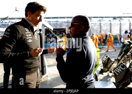 Melbourne, Australie. 2nd avril 2023. Toto Wolff (AUT, Mercedes-AMG Petronas F1 Team), Anthony Hamilton, Grand Prix d'Australie F1 au circuit Albert Park sur 2 avril 2023 à Melbourne, Australie. (Photo par HIGH TWO) Credit: dpa/Alay Live News Banque D'Images