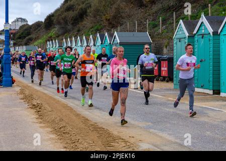 Bournemouth, Dorset, Royaume-Uni. 2nd avril 2023. Les coureurs participent à la course de la baie de Bournemouth, qui date de 40th ans, pour faire un demi-marathon, une course de 10k, une course de 5k ou une course d'amusement pour 1k enfants le long du front de mer de Bournemouth. Les participants, encouragés à porter une robe de fantaisie des années 80 pour marquer l'énorme étape, obtiennent une vue imprenable sur la côte tandis qu'ils participent à la collecte de fonds essentiels pour les organismes de bienfaisance locaux. 10k coureurs. Crédit : Carolyn Jenkins/Alay Live News Banque D'Images
