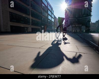 Londres, Royaume-Uni. 8 février 2023. Un vélo de location électrique vert Lime est garé sur le trottoir de Old Bailey, projetant des ombres frappantes sur le pavage de pierre sous le soleil bas du matin. Situé au cœur du quartier financier de la City de Londres, le vélo se trouve près de la célèbre Cour pénale centrale. À cette époque, le système sans quai de Lime permettait un stationnement flexible, à condition que les véhicules n'entravent pas la circulation piétonne. Cependant, les préoccupations croissantes concernant l'encombrement de la chaussée ont conduit la City de Londres à saisir plus de 100 vélos quelques jours plus tard, en février 2023, dans le cadre d'une répression sur les vélos électriques mal garés Banque D'Images