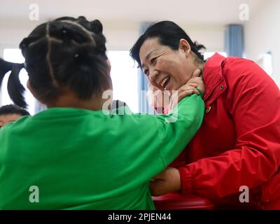 (230402) -- XINING, 2 avril 2023 (Xinhua) -- Chen Zhifang (R) présente une formation de réadaptation pour un enfant autiste au Centre de services spéciaux pour enfants Starlight à Xining, dans la province de Qinghai, dans le nord-ouest de la Chine, à 30 mars 2023. Chen Zhifang est le fondateur du Starlight Special Children Service Centre à Xining. Fondé en 2015, le centre de services est un organisme sans but lucratif de protection sociale publique qui offre une formation et une intervention en réadaptation précoce aux enfants atteints d'autisme, de déficience intellectuelle et de troubles du langage. Actuellement, 132 enfants autistes reçoivent diverses réhabilitatio Banque D'Images