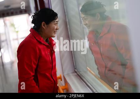 (230402) -- XINING, 2 avril 2023 (Xinhua) -- Chen Zhifang montres que les enfants prennent une classe au Starlight Special Children Service Centre à Xining, dans le nord-ouest de la Chine province de Qinghai, 30 mars 2023. Chen Zhifang est le fondateur du Starlight Special Children Service Centre à Xining. Fondé en 2015, le centre de services est un organisme sans but lucratif de protection sociale publique qui offre une formation et une intervention en réadaptation précoce aux enfants atteints d'autisme, de déficience intellectuelle et de troubles du langage. Actuellement, 132 enfants autistes reçoivent diverses formations de réadaptation ici. Plus de t Banque D'Images