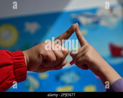 (230402) -- XINING, 2 avril 2023 (Xinhua) -- Chen Zhifang (L) présente une formation cognitive pour un enfant autiste au Centre de services spéciaux pour enfants Starlight à Xining, dans la province de Qinghai, dans le nord-ouest de la Chine, à 30 mars 2023. Chen Zhifang est le fondateur du Starlight Special Children Service Centre à Xining. Fondé en 2015, le centre de services est un organisme sans but lucratif de protection sociale publique qui offre une formation et une intervention en réadaptation précoce aux enfants atteints d'autisme, de déficience intellectuelle et de troubles du langage. Actuellement, 132 enfants autistes reçoivent diverses trs de réadaptation Banque D'Images