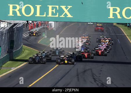 Début de la course, départ, 01 VERSTAPPEN Max (nld), Red Bull Racing RB19, action 63 RUSSELL George (gbr), Mercedes AMG F1 Team W14, action pendant la Formule 1 2023 Rolex Australian Grand Prix 2023, 3rd tour du Championnat du monde de Formule 1 de 31 mars à 2 avril, 2023 sur le circuit Albert Park, à Melbourne, Australie - photo: Xavi Bonilla/DPPI/LiveMedia Banque D'Images