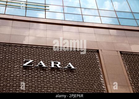 Ho Chi Minh ville, Vietnam - 28 mars 2023 : logo Zara sur une façade de magasin de mode rapide. Affiche de marque de vêtements populaire devant un centre commercial Banque D'Images