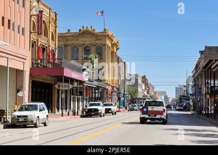 Galveston, Texas, États-Unis - février 2023 : circulation sur une rue de bâtiments historiques dans la ville Banque D'Images