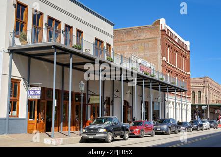 Galveston, Texas, États-Unis - février 2023 : bâtiments historiques dans l'une des rues principales de la ville Banque D'Images