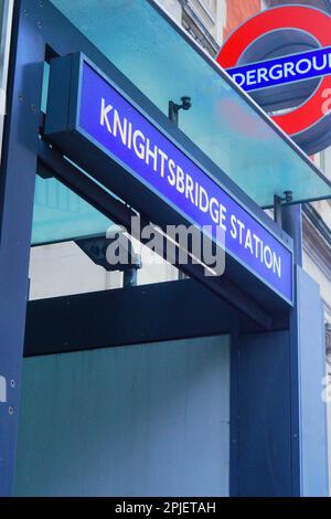 Ville de Londres, Angleterre, 20 août 2021 : photo en noir et blanc du panneau de la station de métro de Knightsbridge, Londres Banque D'Images