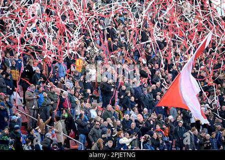 UTRECHT - les supporters du FC Utrecht avant le match de première ligue néerlandais entre le FC Utrecht et le FC Volendam au stade Galgenwaard sur 2 avril 2023 à Utrecht, pays-Bas. ANP GERRIT VAN KOLOLEN Banque D'Images
