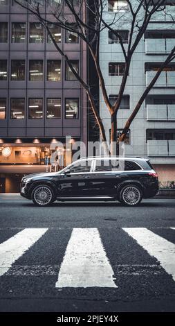 SUV de luxe dans la circulation sur la rue de Tokyo Banque D'Images