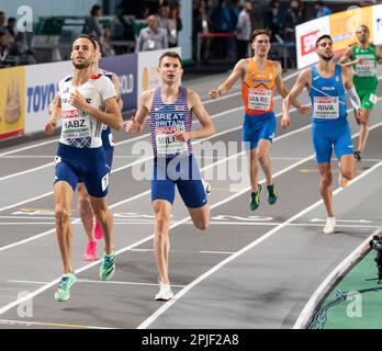 Azeddine Habz, de France, et George Mills, de Grande-Bretagne et de Nouvelle-Bretagne, en compétition dans les épreuves masculines de 1500m aux Championnats européens d'athlétisme en salle à AT Banque D'Images