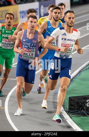 Azeddine Habz, de France, et George Mills, de Grande-Bretagne et de Nouvelle-Bretagne, en compétition dans les épreuves masculines de 1500m aux Championnats européens d'athlétisme en salle à AT Banque D'Images