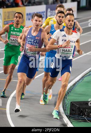 Azeddine Habz, de France, et George Mills, de Grande-Bretagne et de Nouvelle-Bretagne, en compétition dans les épreuves masculines de 1500m aux Championnats européens d'athlétisme en salle à AT Banque D'Images