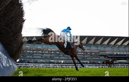 Ascot, Royaume-Uni. 02nd avril 2023. Eaton Collina et Richard Patrick prennent le Soil Science novices handicap Chase pour l'entraîneur Kerry Lee et propriétaire Mme H Watson . Crédit : JTW Equine Images/Alamy Live News Banque D'Images