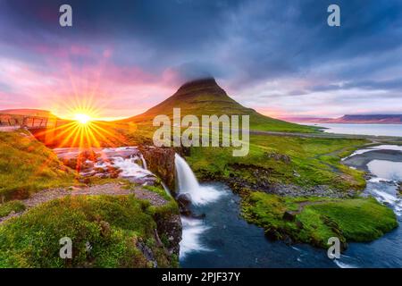 Paysage fantastique de coucher de soleil qui se reflète sur la montagne Kirkjufell avec chute d'eau et nuage pileus en été à la péninsule de snaefellsnes, en Islande Banque D'Images