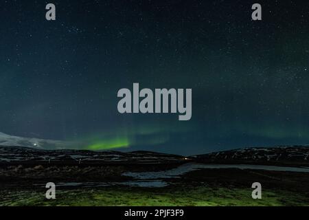 L'Aurora Borealis (aurores boréales) danse dans le ciel au-dessus de Reykjavik, Islande, 27th mars 2023 Banque D'Images