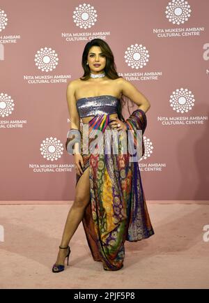 L'actrice indienne Priyanka Chopra Jonas pose pour une séance photo sur le tapis rouge au cours du deuxième jour de l'ouverture du Centre culturel Nita Mukesh Ambani à Mumbai, Inde, 01 avril 2023. (Photo par Indranil Aditya/NurPhoto)0 crédit: NurPhoto SRL/Alay Live News Banque D'Images