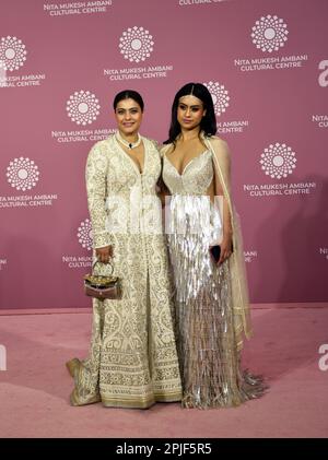 Mumbai, Inde. 01st avril 2023. L'actrice indienne Kajol (L) et sa fille Nysa Devgan (R) posent pour une séance photo sur le tapis rouge au cours du deuxième jour de l'ouverture du Centre culturel Nita Mukesh Ambani à Mumbai, Inde, 01 avril 2023. (Photo par Indranil Aditya/NurPhoto)0 crédit: NurPhoto SRL/Alay Live News Banque D'Images