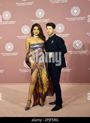 L'actrice indienne Priyanka Chopra Jonas (L) et son mari Nick Jonas (R) posent pour une séance photo sur le tapis rouge au cours du deuxième jour de l'ouverture du Centre culturel Nita Mukesh Ambani à Mumbai, Inde, 01 avril 2023. (Photo par Indranil Aditya/NurPhoto) Credit: NurPhoto SRL/Alay Live News Banque D'Images