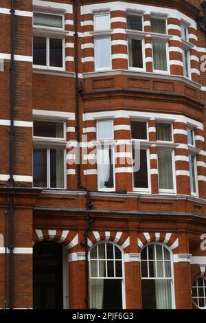 Adresses résidentielles prestigieuses dans certains des quartiers les plus riches de Londres, rues typiquement calmes avec maisons de ville de style victorien. Banque D'Images