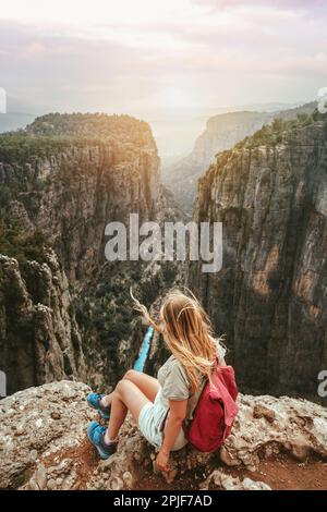 Femme touriste randonnée en plein air Tazi canyon dans Turkiye voyage solo sain style de vie éco tourisme dans les montagnes girl ranker avec sac à dos sur falaise active su Banque D'Images