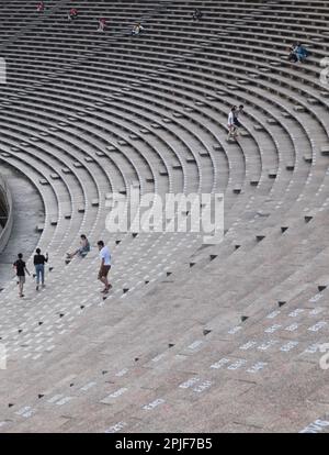 Terrasses pour spectateurs au stade du Stade National Olympique) à Phnom Penh. Conçu par l'architecte « New Khmer » Vann Molyvann. Banque D'Images