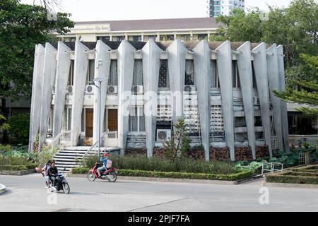 Bibliothèque à l'Institut des langues étrangères de l'Université royale de Phnom Penh, conçue par l'architecte « New Khmer » Vann Molyvann. Banque D'Images