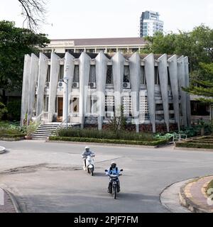 Bibliothèque à l'Institut des langues étrangères de l'Université royale de Phnom Penh, conçue par l'architecte « New Khmer » Vann Molyvann. Banque D'Images