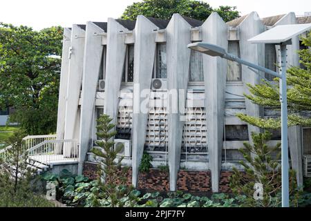 Bibliothèque à l'Institut des langues étrangères de l'Université royale de Phnom Penh, conçue par l'architecte « New Khmer » Vann Molyvann. Banque D'Images