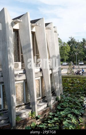 Bibliothèque à l'Institut des langues étrangères de l'Université royale de Phnom Penh, conçue par l'architecte « New Khmer » Vann Molyvann. Banque D'Images