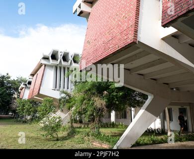 Salles de classe à l'Institut des langues étrangères de l'Université royale de Phnom Penh, conçu par l'architecte « New Khmer » Vann Molyvann. Banque D'Images