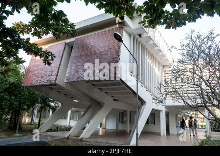 Salles de classe à l'Institut des langues étrangères de l'Université royale de Phnom Penh, conçu par l'architecte « New Khmer » Vann Molyvann. Banque D'Images