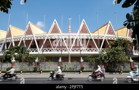 La salle de conférence Chaktomuk en forme de ventilateur, conçue par le célèbre pionnier de l'architecture « New Khmer », Vann Molyvann, a ouvert ses portes en 1961. Banque D'Images