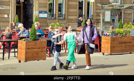 Glasgow, Écosse, Royaume-Uni 2nd avril 2023. Météo au Royaume-Uni: george Square le temps ensoleillé de printemps dans le centre-ville après-midi a vu les habitants prendre les rues. Crédit Gerard Ferry/Alay Live News Banque D'Images