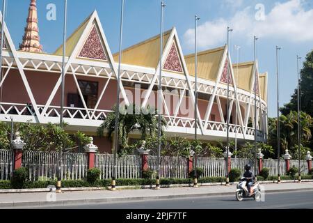 La salle de conférence Chaktomuk en forme de ventilateur, conçue par le célèbre pionnier de l'architecture « New Khmer », Vann Molyvann, a ouvert ses portes en 1961. Banque D'Images