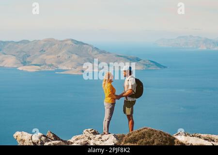 Romantique couple voyage randonnée ensemble sain style de vie actif vacances d'été en plein air homme et femme randonneurs appréciant la vue aérienne de la mer explorer le Rhode Banque D'Images