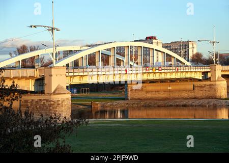 Structure en acier du pont au-dessus de la rivière Warta dans la ville de Poznan, Pologne Banque D'Images