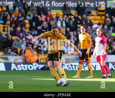 Wolverhampton, Royaume-Uni. 02nd avril 2023. No 3 de Wolverhampton Wanderers, Anna Morphet a inscrit la pénalité accordée pour une faute sur Tammi George pour la faire 4-0, prise le 02 avril 2023 au Wolverhampton Wanderers football Club, le Molineux, Wolverhampton, Royaume-Uni, lors de la FA Women's National League Northern Premier Division fixing entre Wolverhampton Wanderers & Hudderpton crédit: STU Leggett/Alamy Live News Banque D'Images