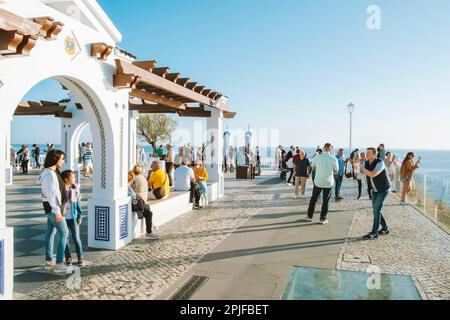 Benidorm, Espagne - 01 avril 2023: Les gens apprécient la soirée ensoleillée dans la station balnéaire de Benidorm. Vue sur le balcon del Mediterraneo, Plaza del Castillo à Benidorm Banque D'Images