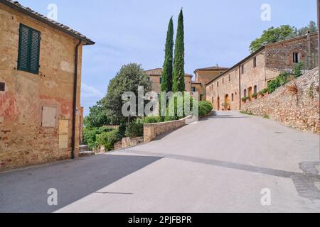 Lucignano d'Asso Montalcino, Italie - 15 août 2022 : vue sur le petit village médiéval situé sur les collines toscanes dans la province de Sienne Banque D'Images