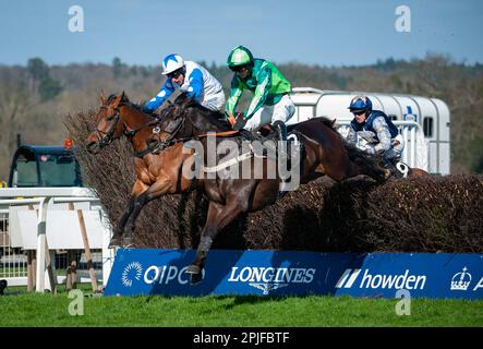 Ascot, Royaume-Uni. 02nd avril 2023. Black Gerry et Niall Houlihan remportent le LK Bennett handicap Chase pour l'entraîneur Gary Moore et propriétaire Mme M.Devine crédit: JTW Equine Images/Alay Live News Banque D'Images