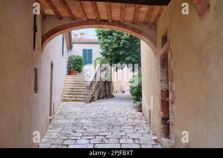 Lucignano d'Asso Montalcino, Italie - 15 août 2022 : vue sur le petit village médiéval situé sur les collines toscanes dans la province de Sienne Banque D'Images