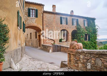 Lucignano d'Asso Montalcino, Italie - 15 août 2022 : vue sur le petit village médiéval situé sur les collines toscanes dans la province de Sienne Banque D'Images