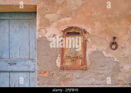 Lucignano d'Asso Montalcino, Italie - 15 août 2022 : vue sur le petit village médiéval situé sur les collines toscanes dans la province de Sienne Banque D'Images