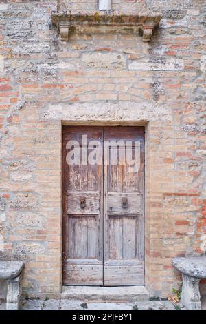 Lucignano d'Asso Montalcino, Italie - 15 août 2022 : vue sur le petit village médiéval situé sur les collines toscanes dans la province de Sienne Banque D'Images