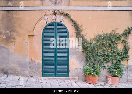 Lucignano d'Asso Montalcino, Italie - 15 août 2022 : vue sur le petit village médiéval situé sur les collines toscanes dans la province de Sienne Banque D'Images