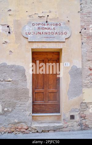 Lucignano d'Asso Montalcino, Italie - 15 août 2022 : vue sur le petit village médiéval situé sur les collines toscanes dans la province de Sienne Banque D'Images